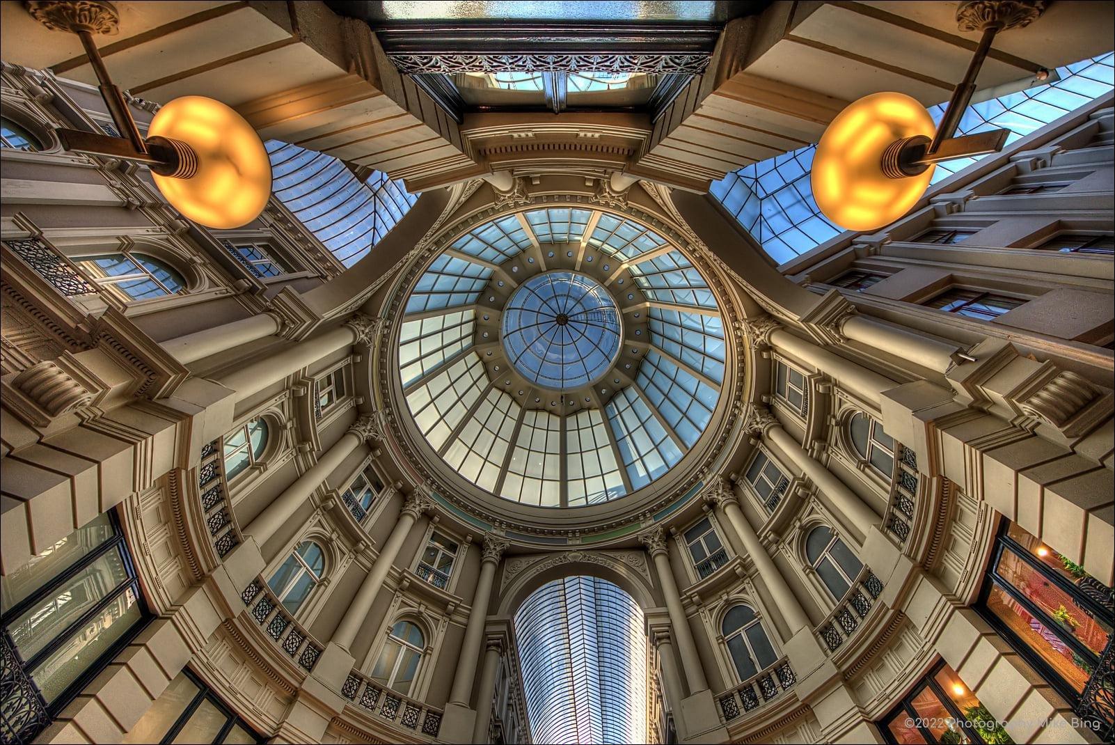 유리 돔 아래 중앙 홀