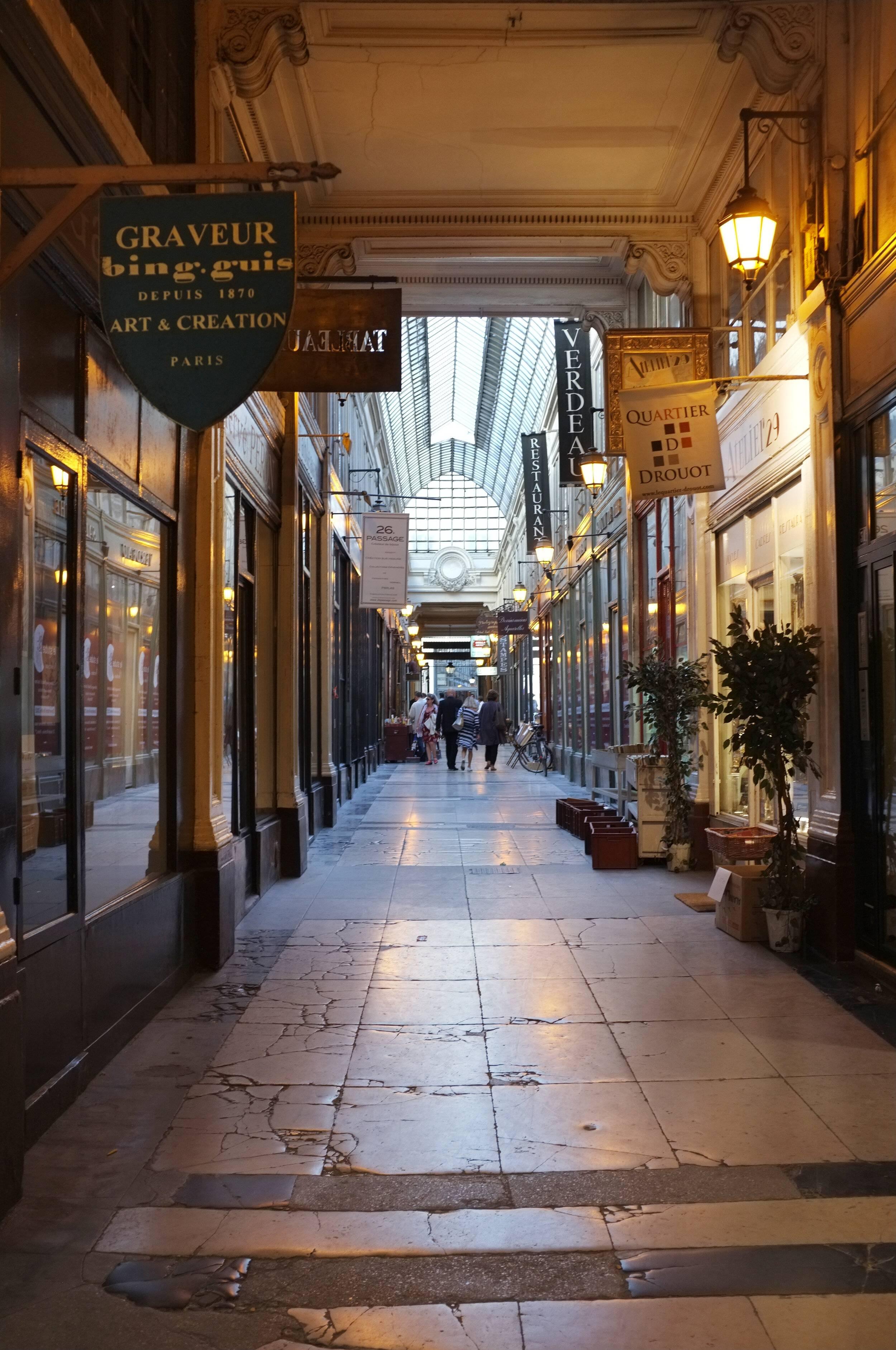 파사주 내부 통로 (상점 배경)