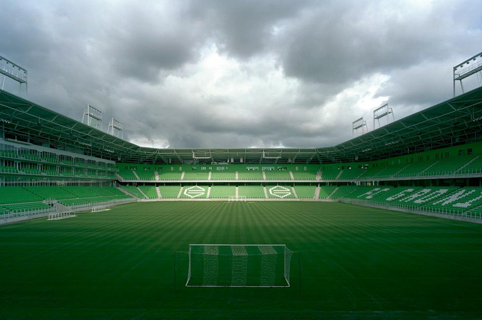 경기장 외부 조형물 또는 FC 흐로닝언 엠블럼 앞