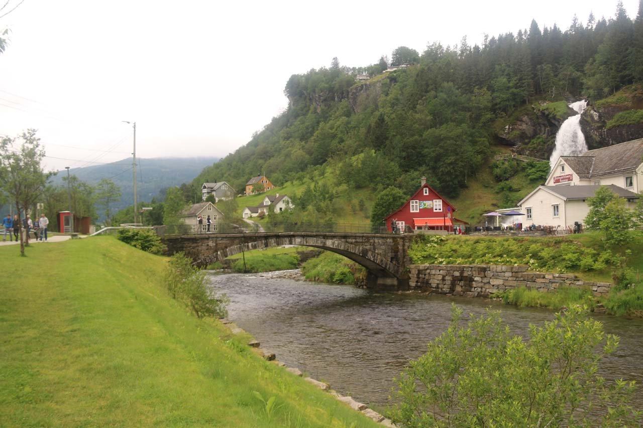 폭포 앞 다리 및 전망 공간