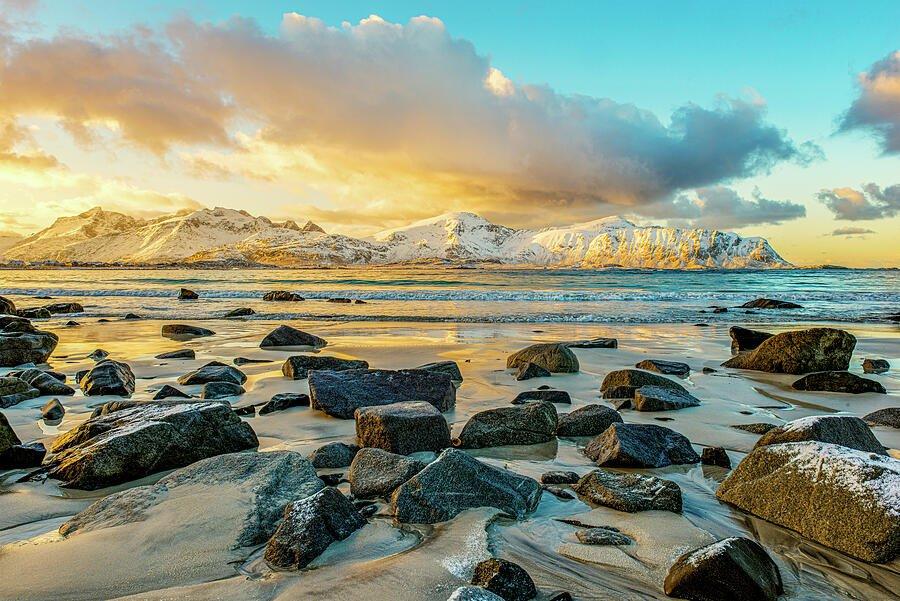 일몰/백야 시점의 해변