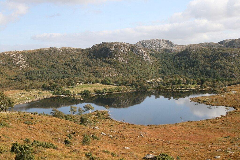 레브홀스티요른(Revholstjørn) 호숫가