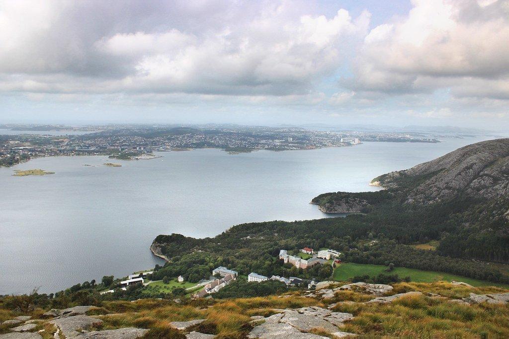 정상으로 향하는 능선길 조망점