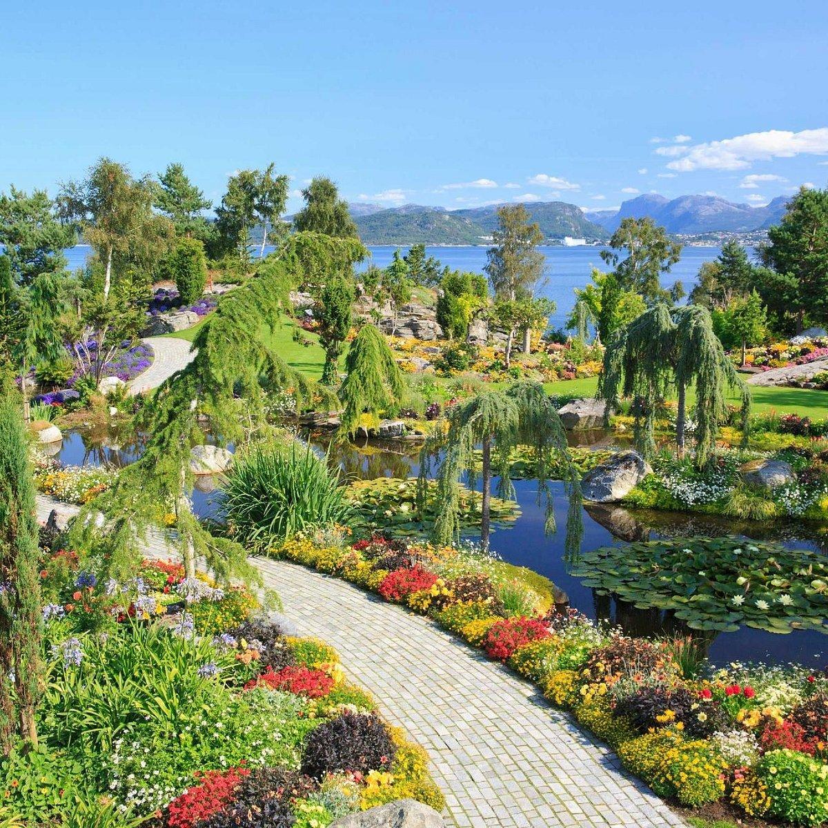 형형색색의 꽃밭과 조형물