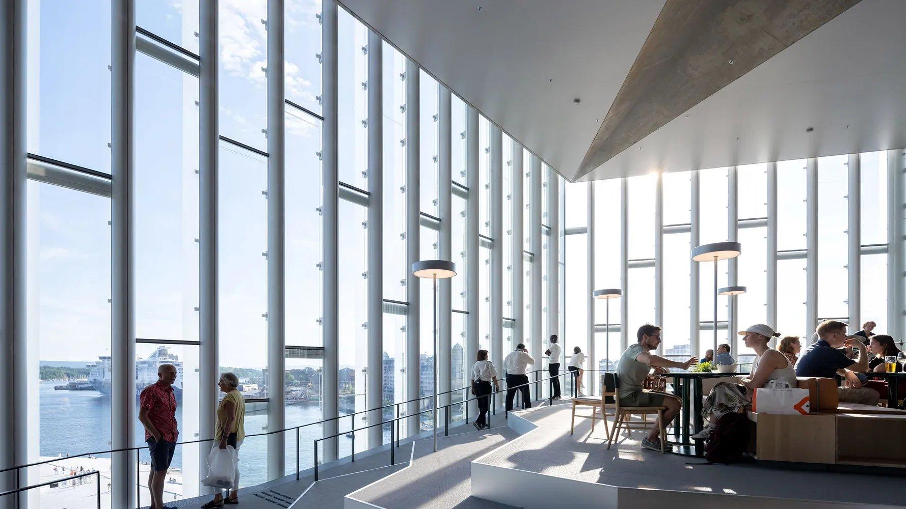 오페라 하우스와 항구가 보이는 창가 좌석