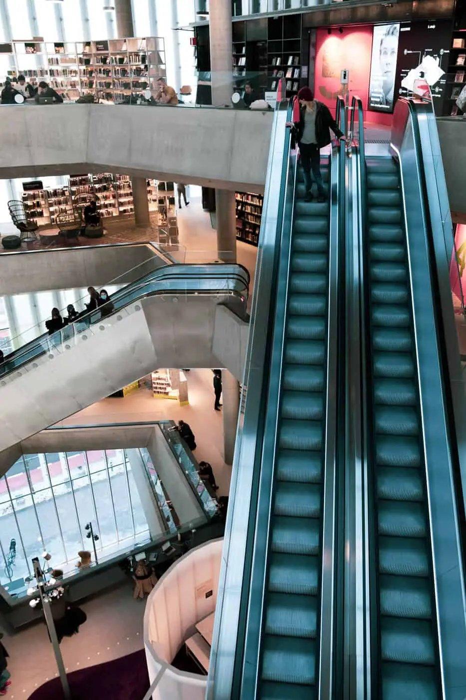 중앙 홀 및 사선형 에스컬레이터
