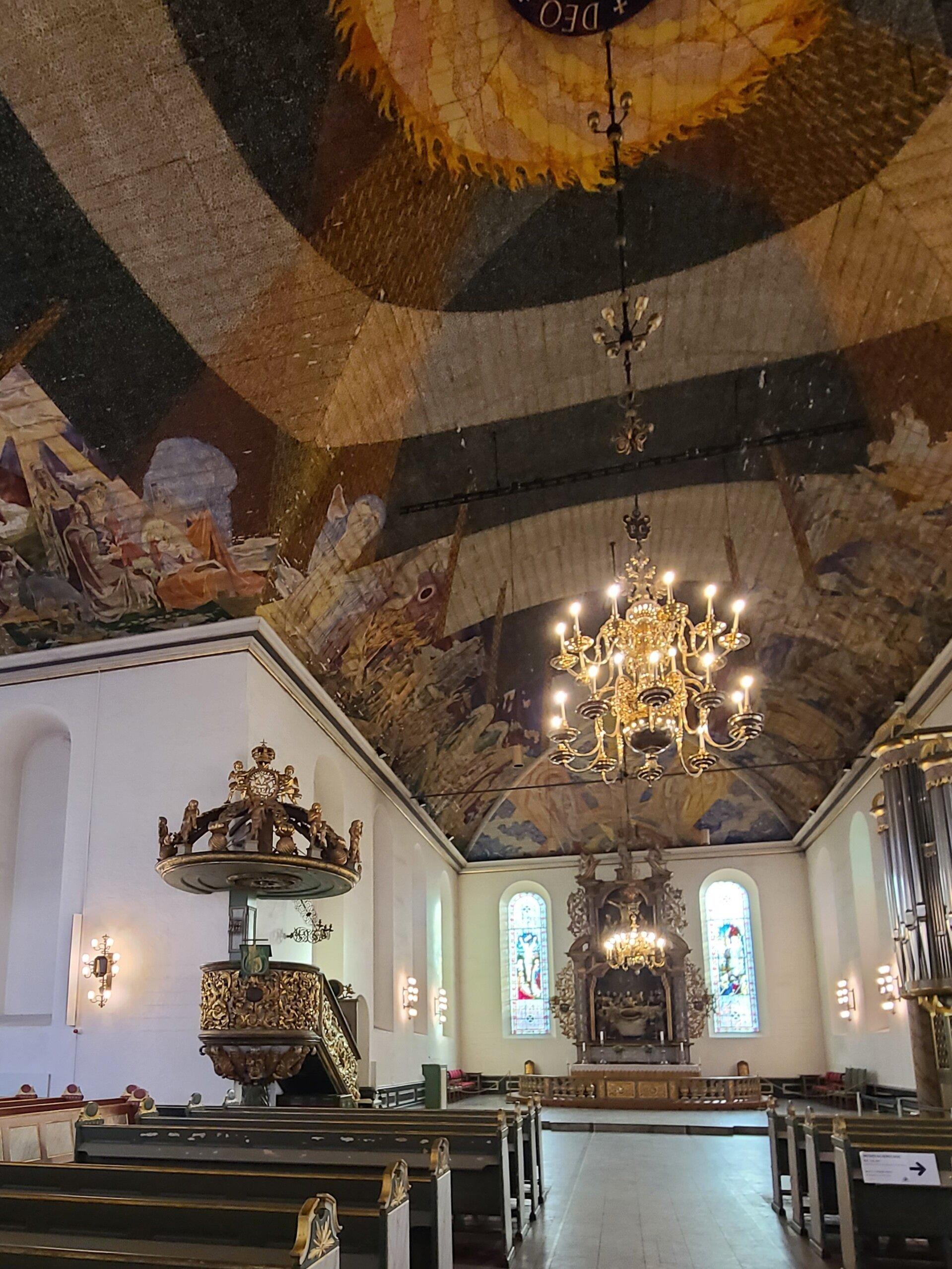 천장화 아래 중앙 통로