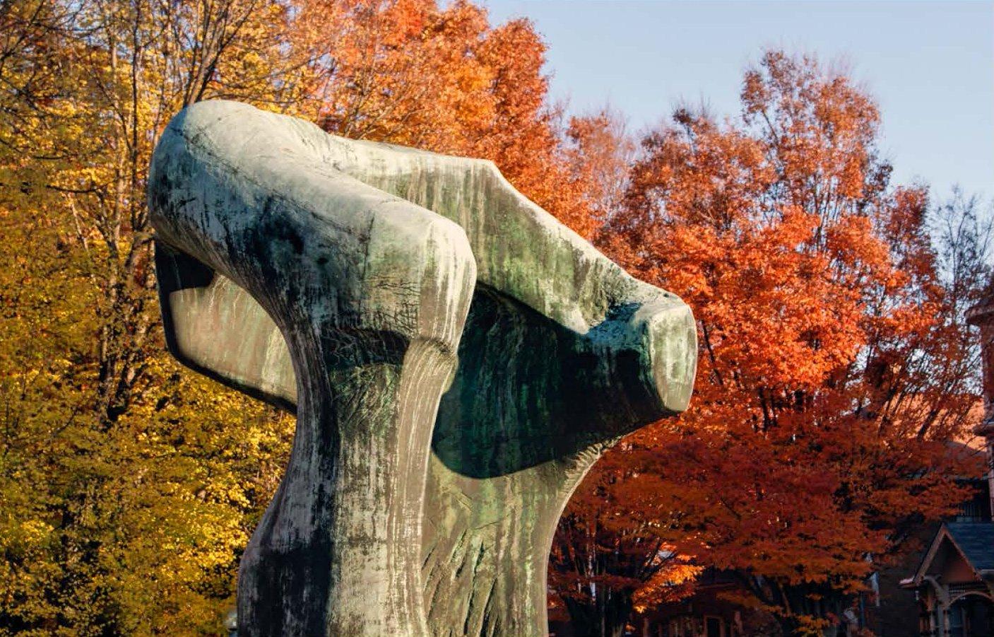 헨리 무어의 '커다란 아치' 조각상