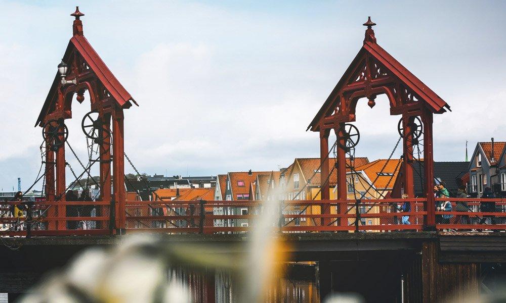 다리 중앙 '행복의 문' 앞