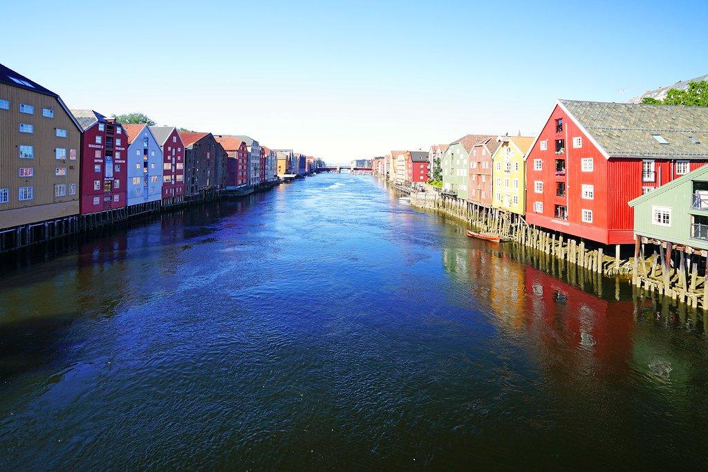 다리 위에서 니다엘바 강과 목조 가옥 조망 지점