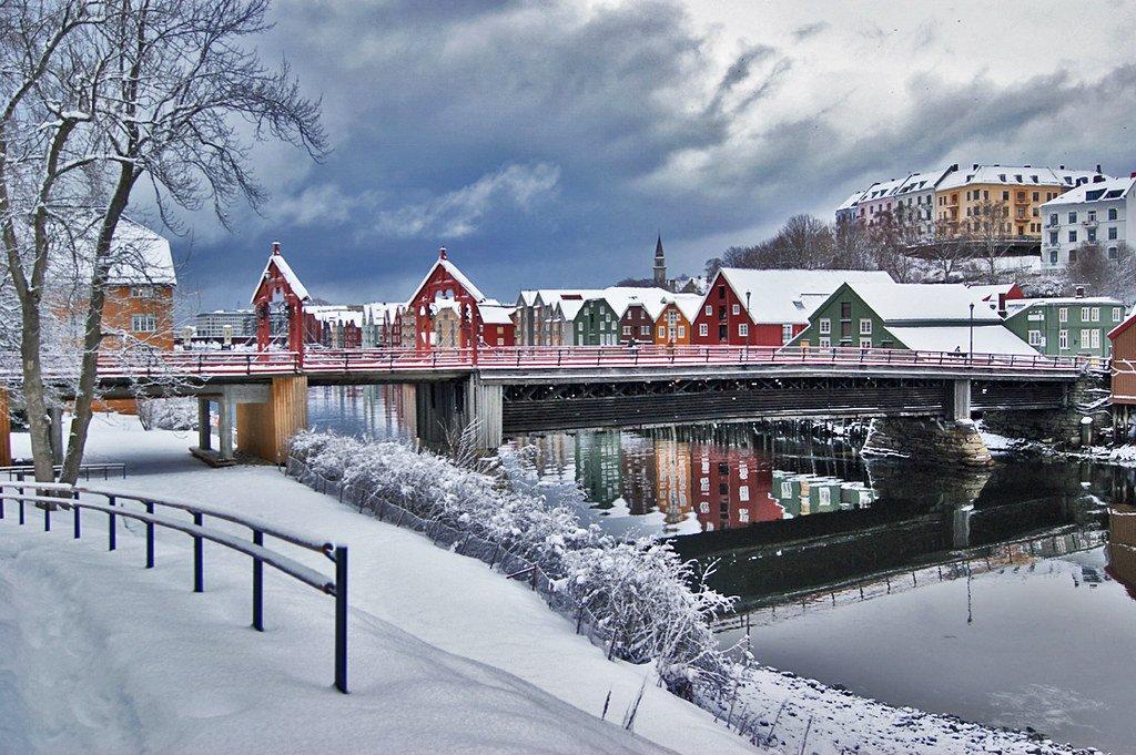 바클란데트 쪽에서 다리 전체를 바라보는 지점