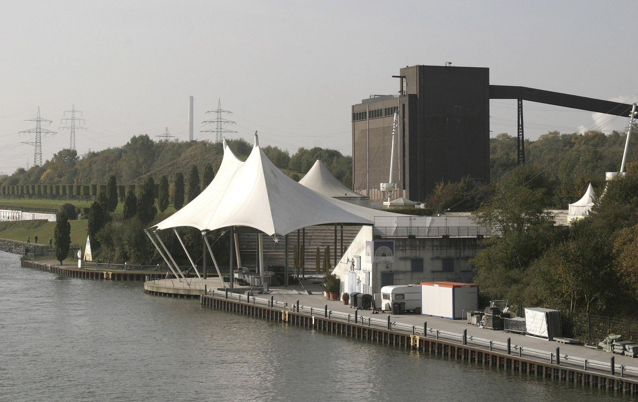 야외 원형극장과 운하 풍경