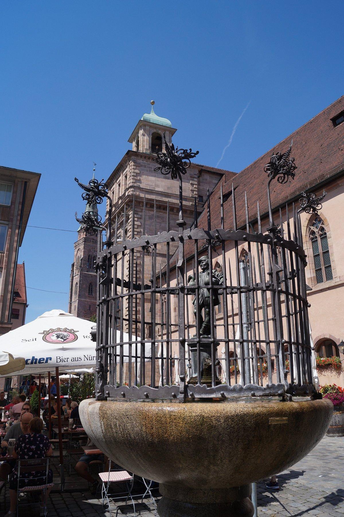 분수와 시청사 배경