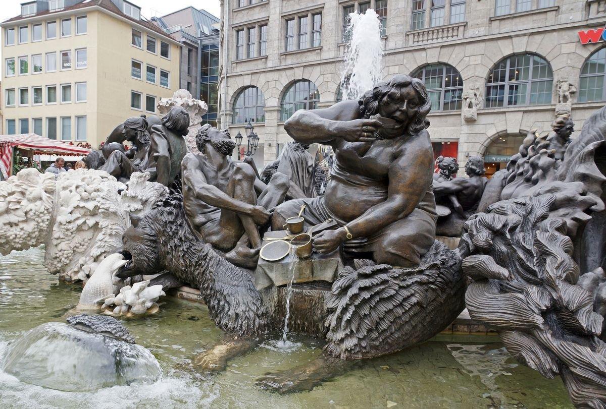 결혼의 격정적 단면을 담은 조각 앞