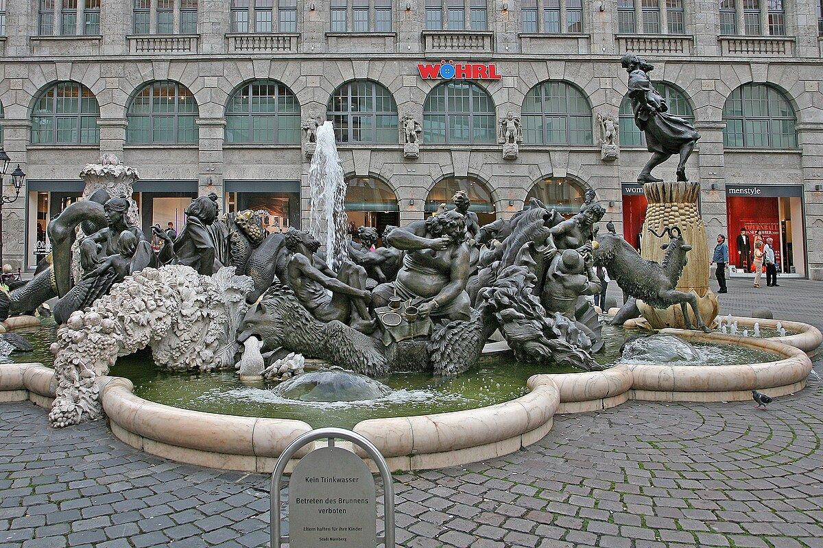 한스 작스 시인 조각상과 함께