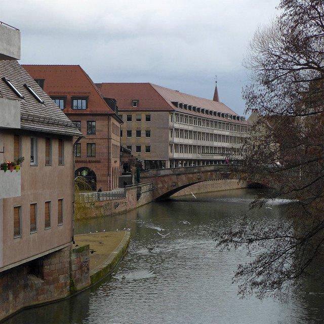 다리 위에서 조망하는 페그니츠 강과 건축물
