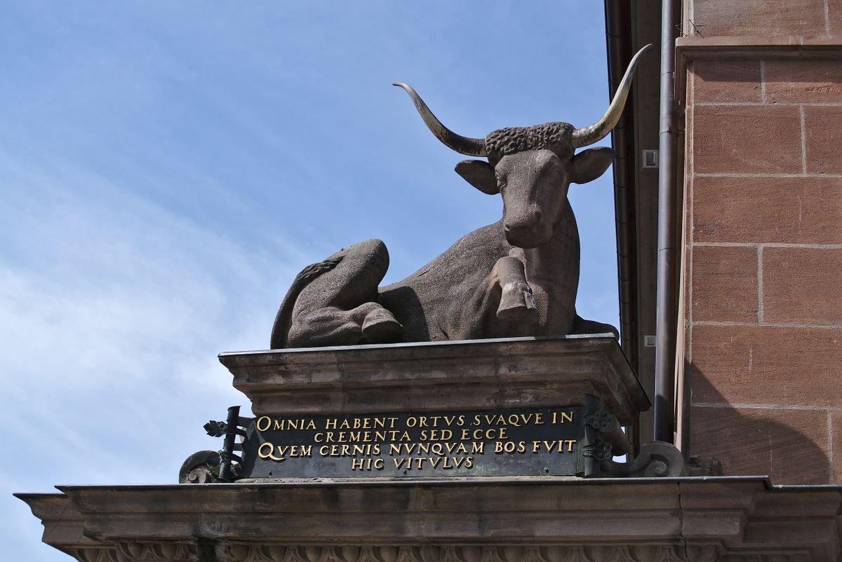 다리 입구 황소 조각상과 포털