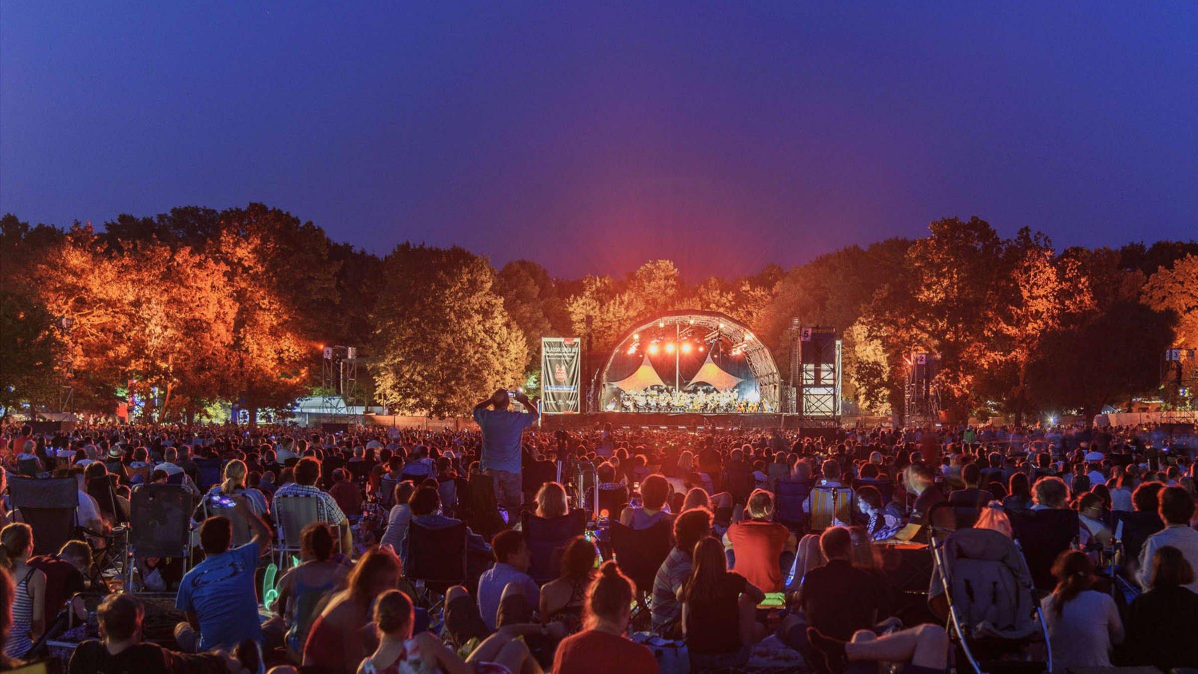 클래식 오픈 에어 콘서트가 열리는 루이트폴트 공원