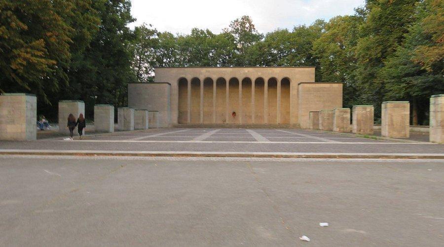 에렌할레(Ehrenhalle)와 그 주변 테라스