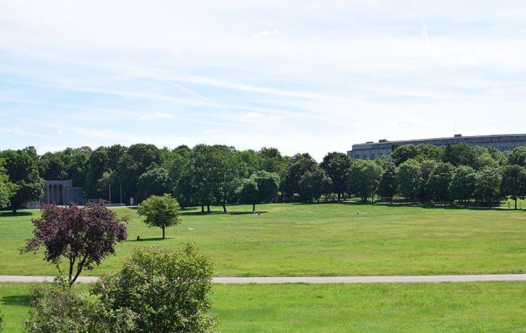 넓은 잔디 광장 (구 루이트폴트 아레나 부지)