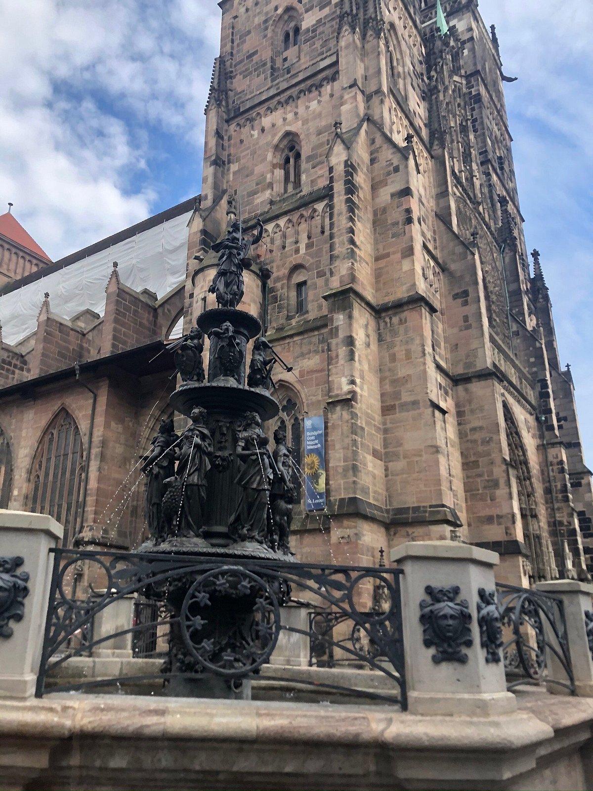 분수 정면과 성 로렌츠 교회 전경