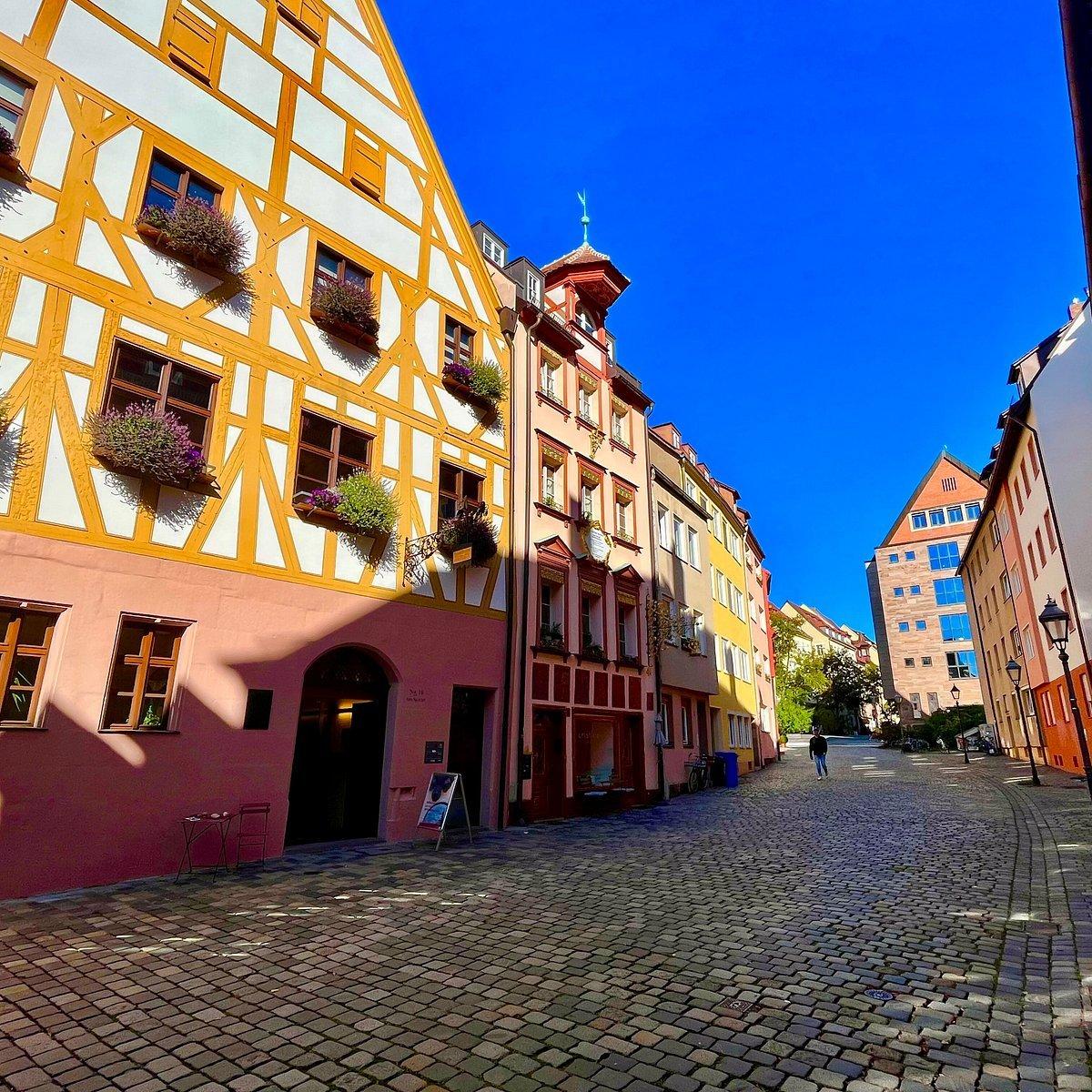 골목 초입 (막스 광장 방면에서 진입 시)