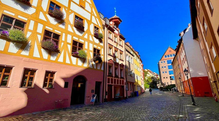 골목 중간 지점 (약간의 굴곡이 있는 곳)