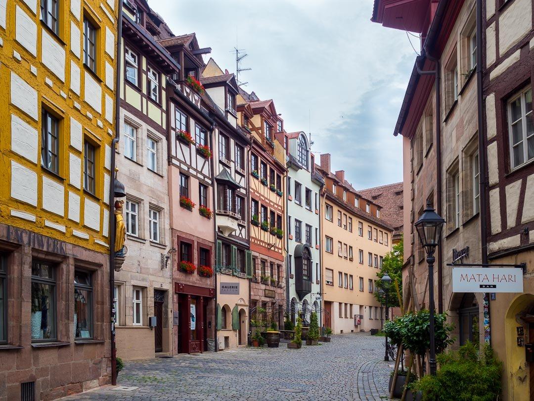 쇼를라인(Chörlein)이 있는 주택 앞 (예: 16번, 25번 주택)