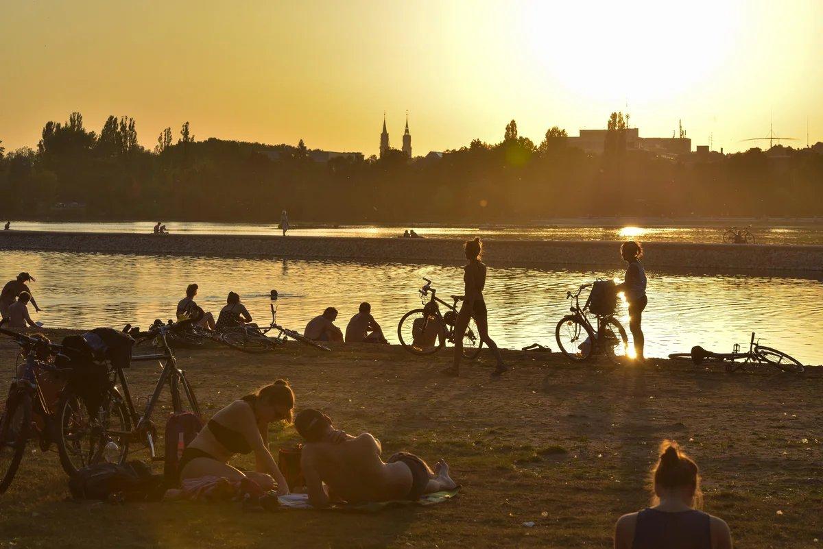 호수 위 일출 및 일몰 지점