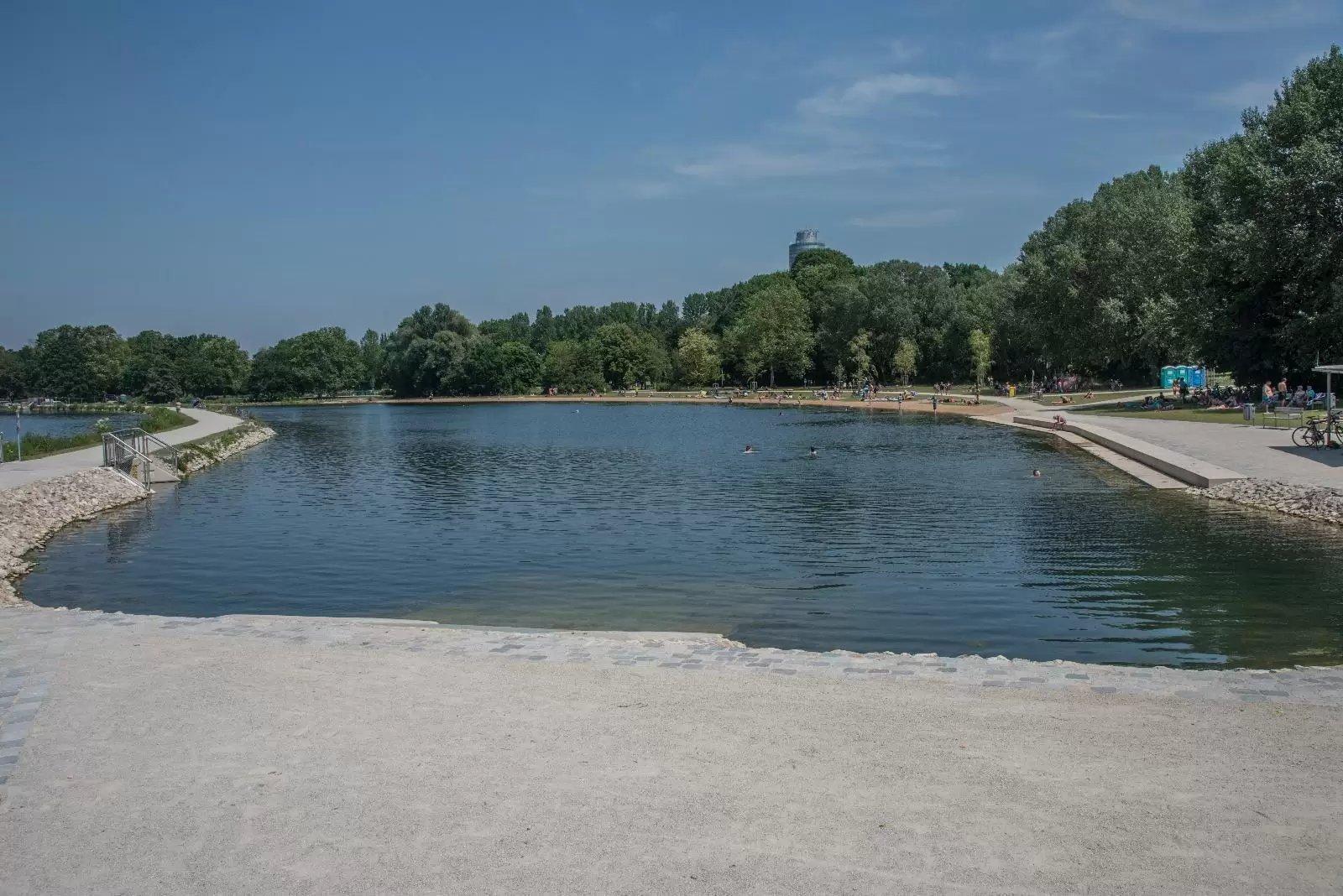 모래사장 및 새로 조성된 호안