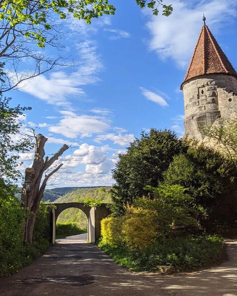 성벽과 어우러진 산책로