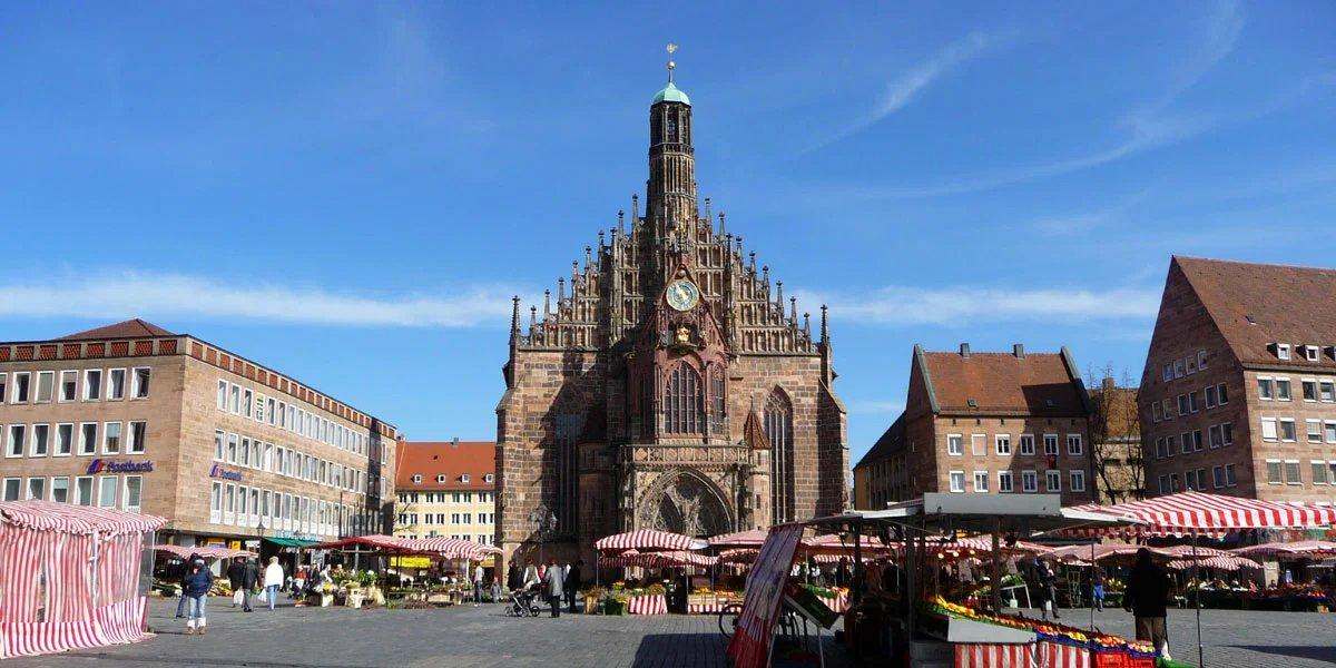 중앙 광장(Hauptmarkt)에서 바라본 교회