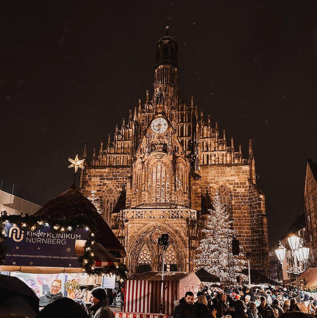 성 로렌츠 교회 앞 크리스마스 마켓 풍경