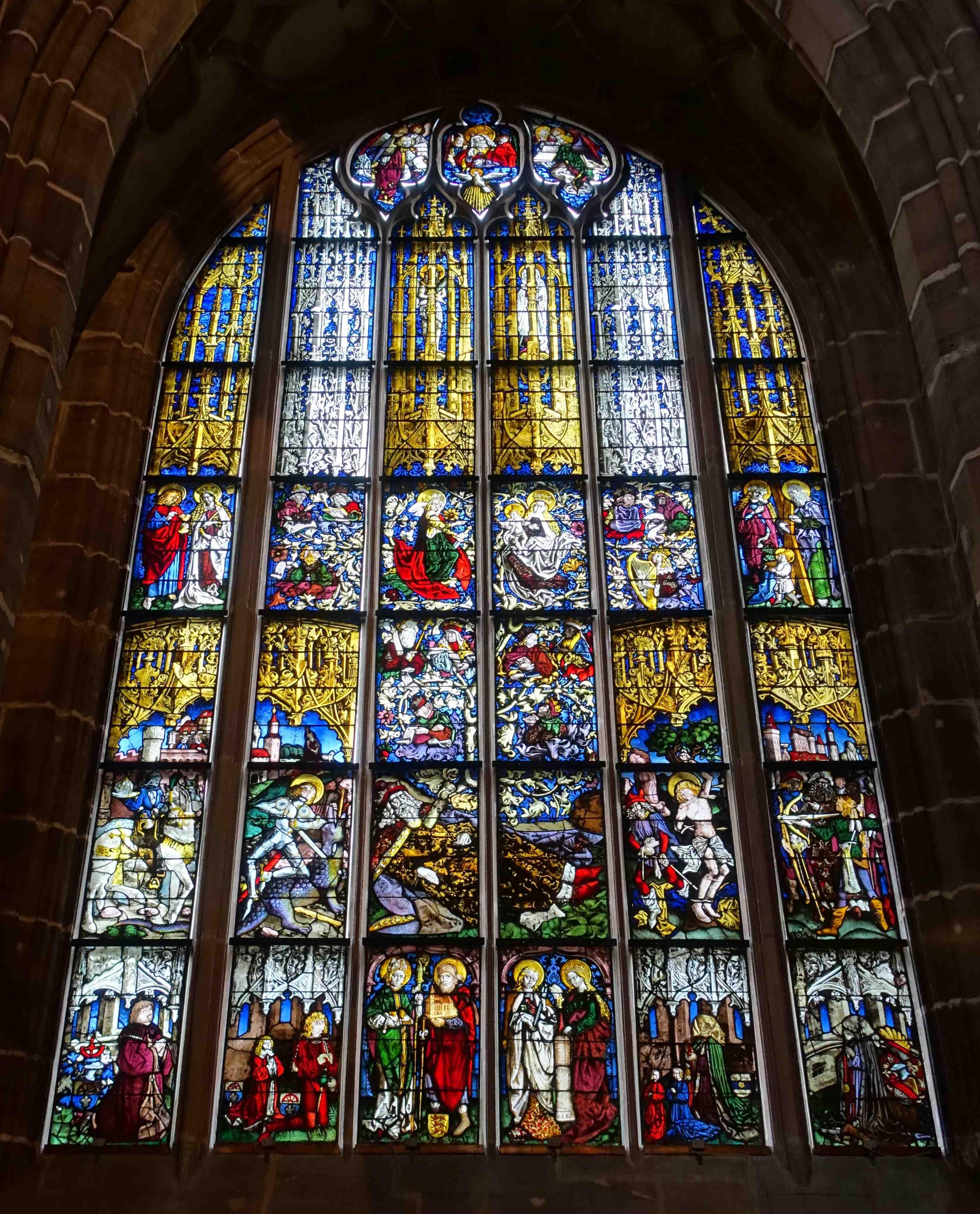스테인드글라스 창문 근처