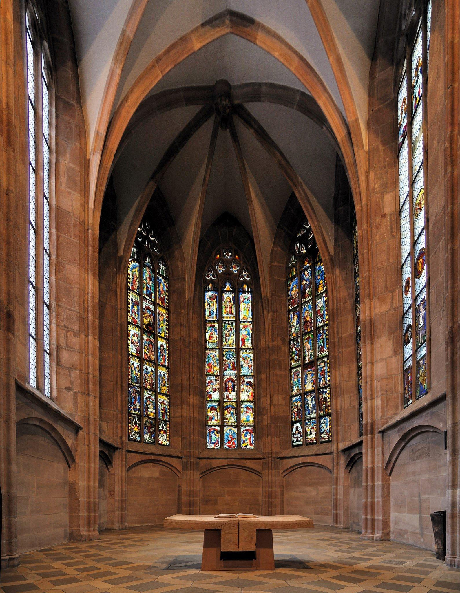 스테인드글라스 창문 앞