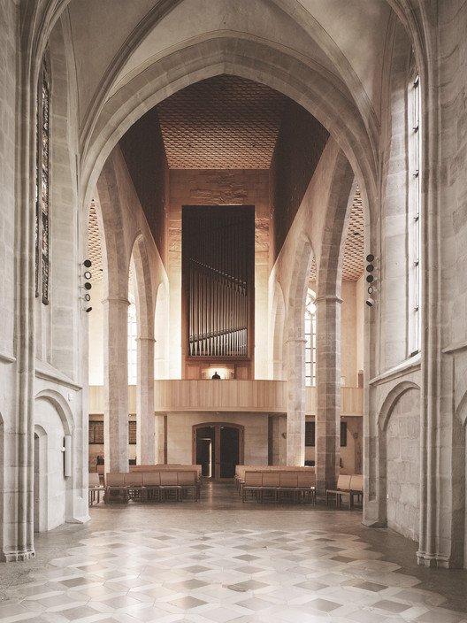 복원된 교회 내부 전경