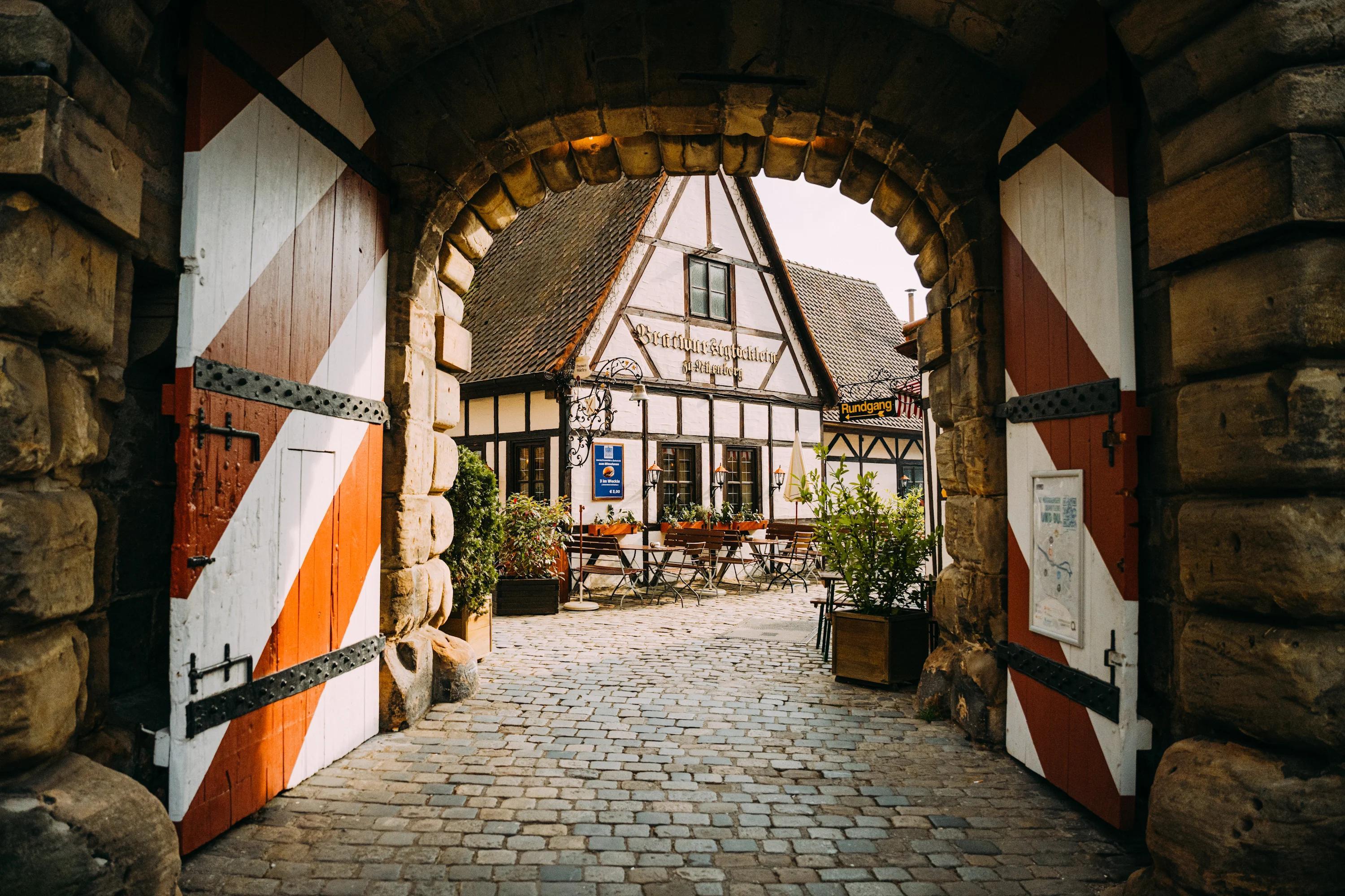 조약돌 골목길과 아기자기한 상점들