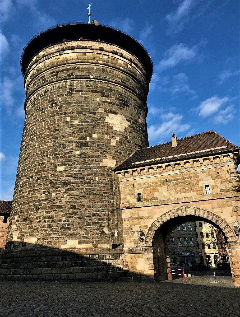 야간 조명 아래의 탑