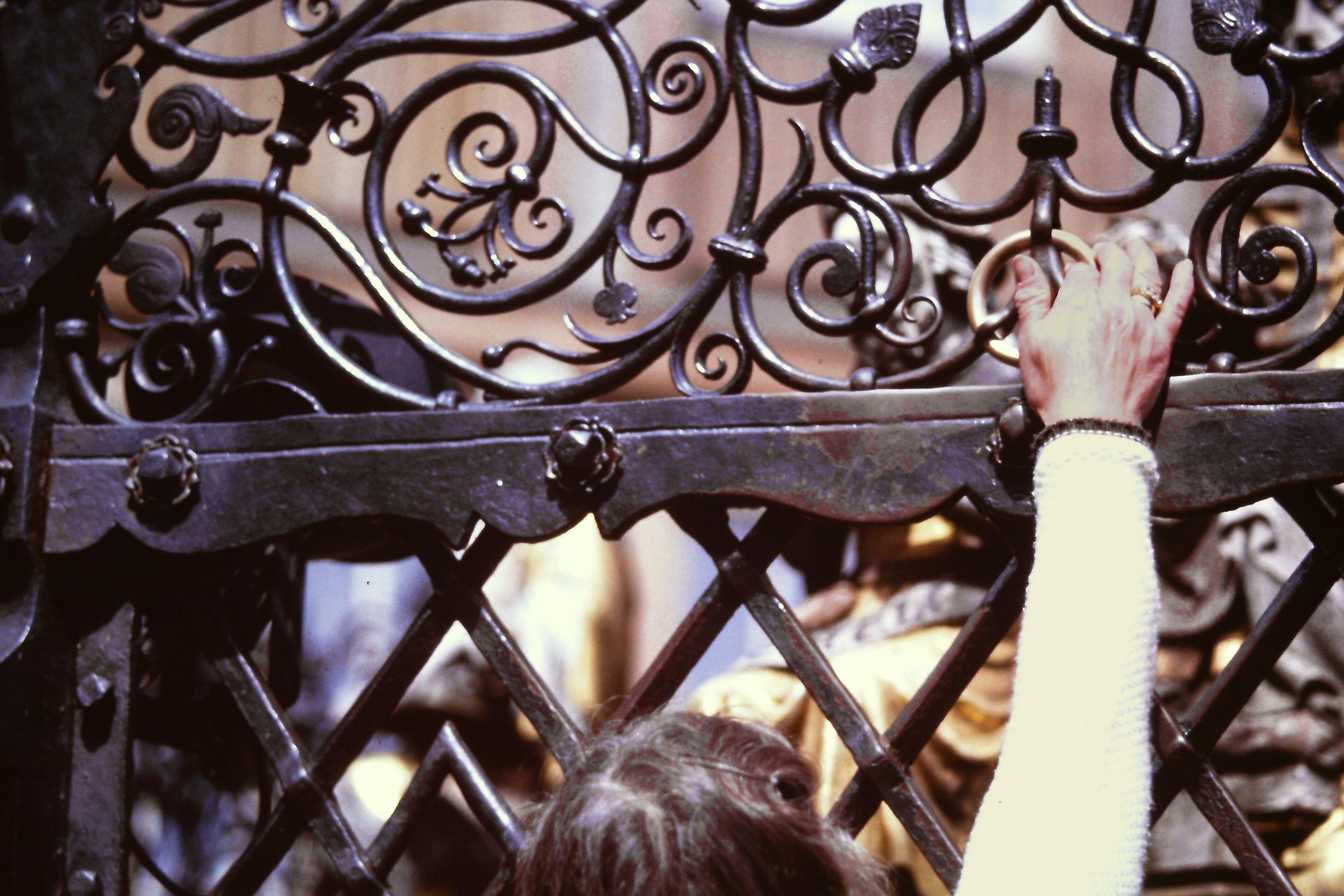 소원 비는 고리 앞