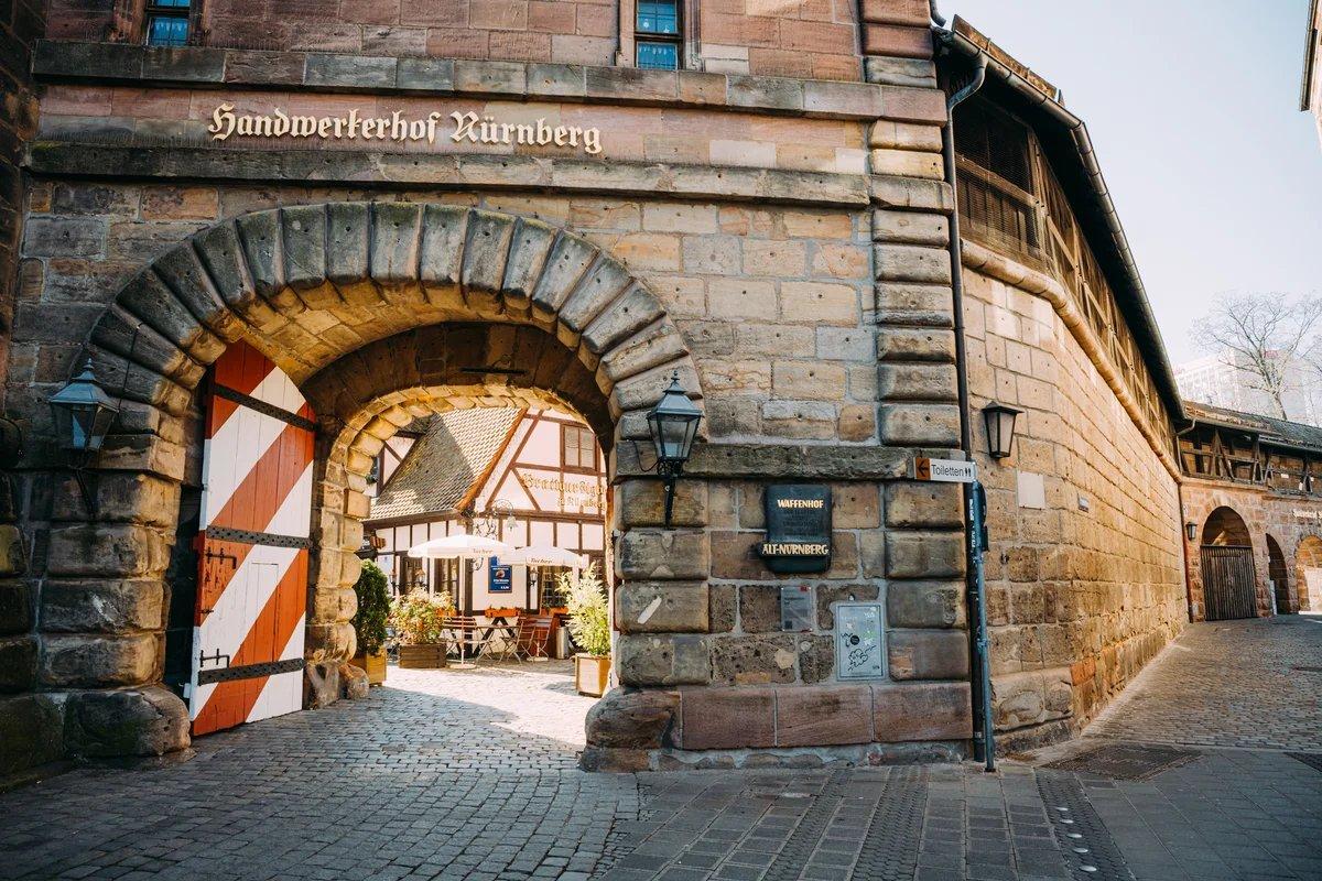 한트베르커호프(수공예 마을) 입구 아치