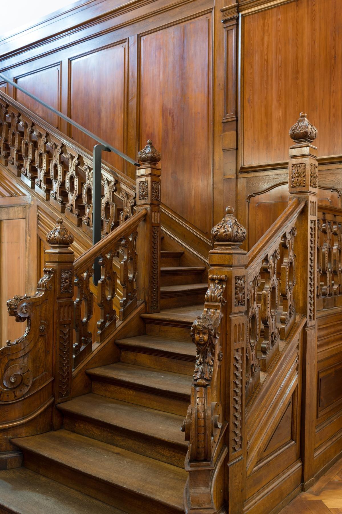 내부 중앙 계단 및 홀