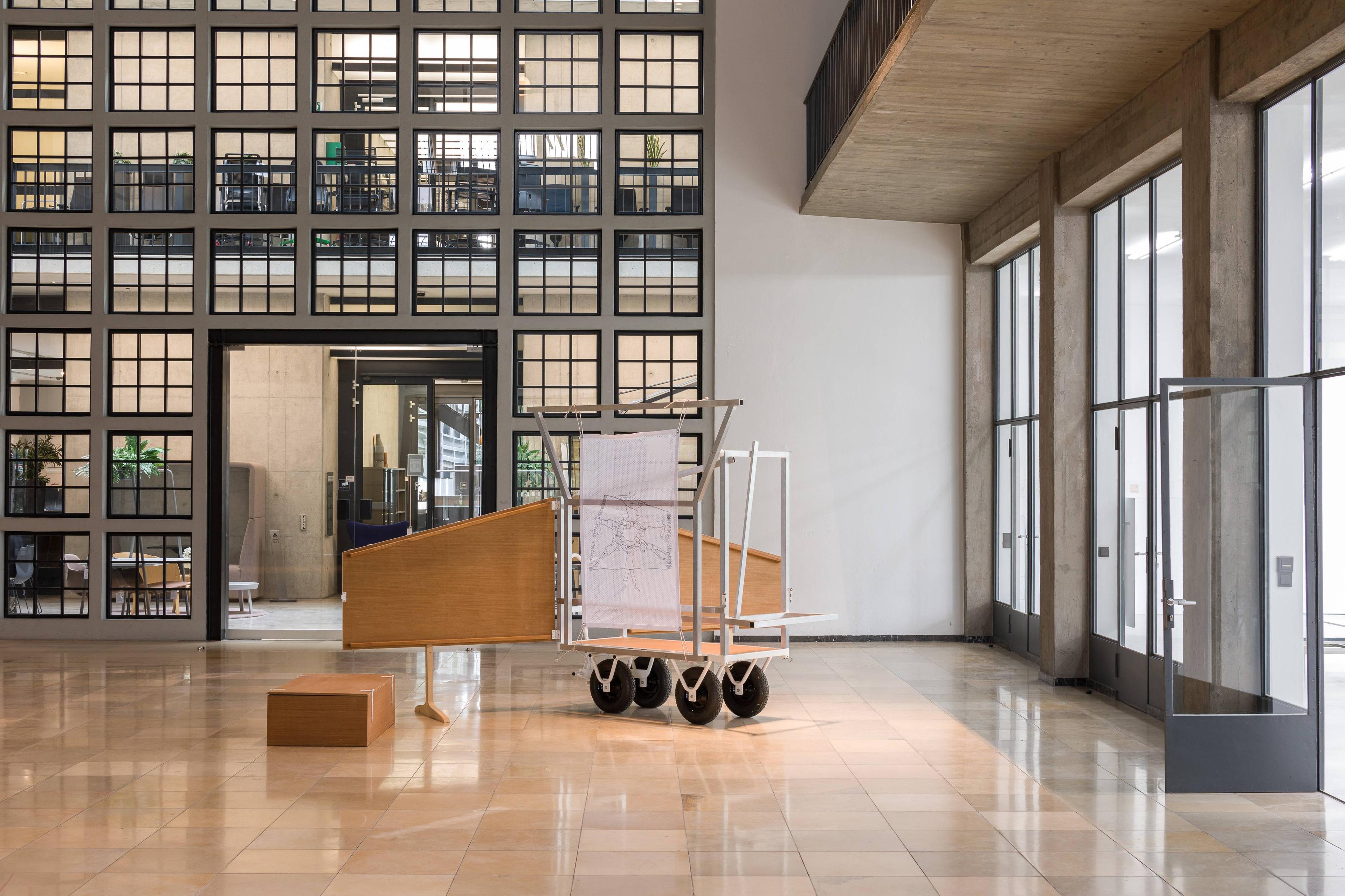 전시 작품과 어우러진 실내 풍경