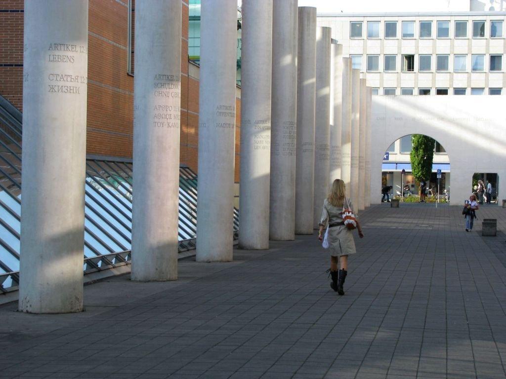 인권 선언문이 새겨진 흰색 원형 기둥들