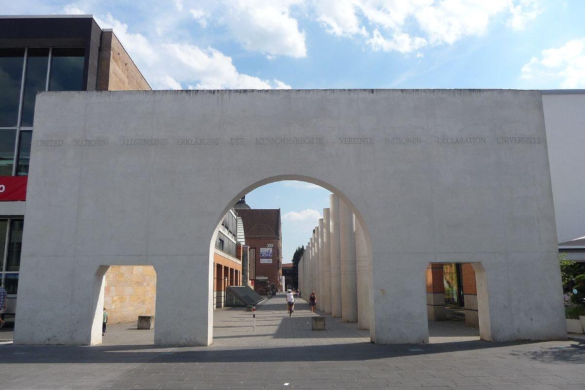 인권의 길 입구 아치와 전체 풍경