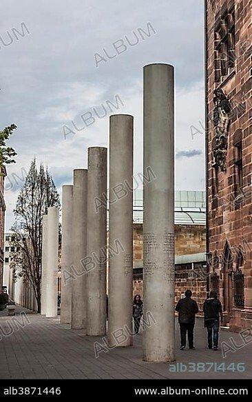 다양한 언어의 인권 조항과 함께하는 인물 사진