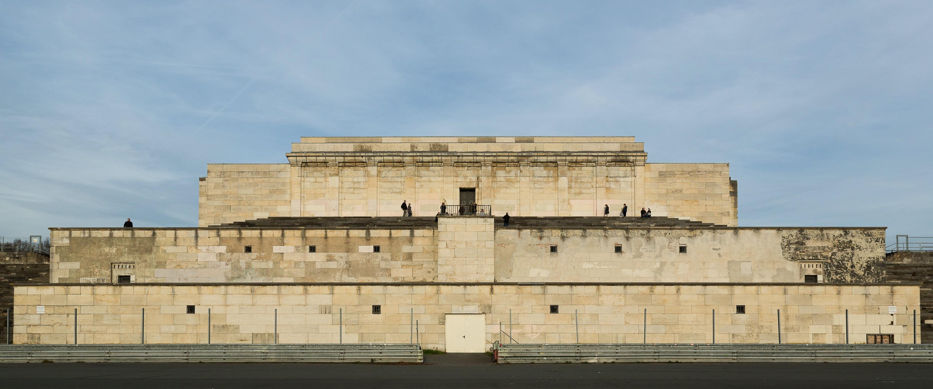 중앙 연단 위 연설대 위치
