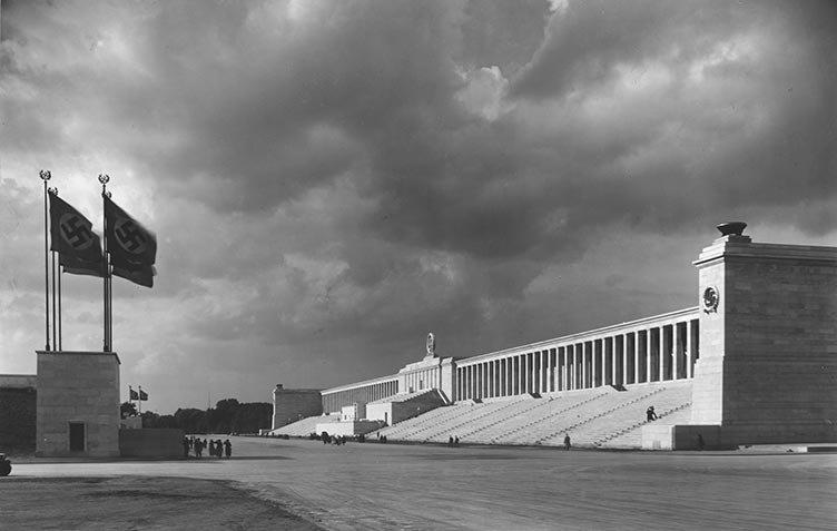 연단 측면 계단 또는 구조물