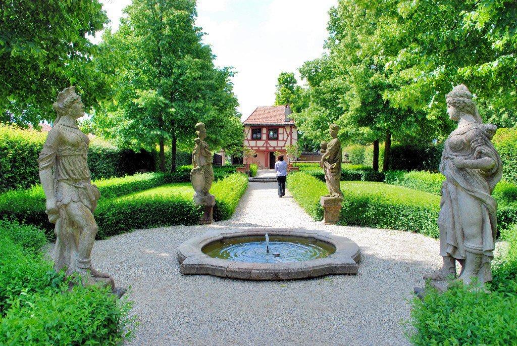 중앙 분수와 헤스페리덴 조각상 주변