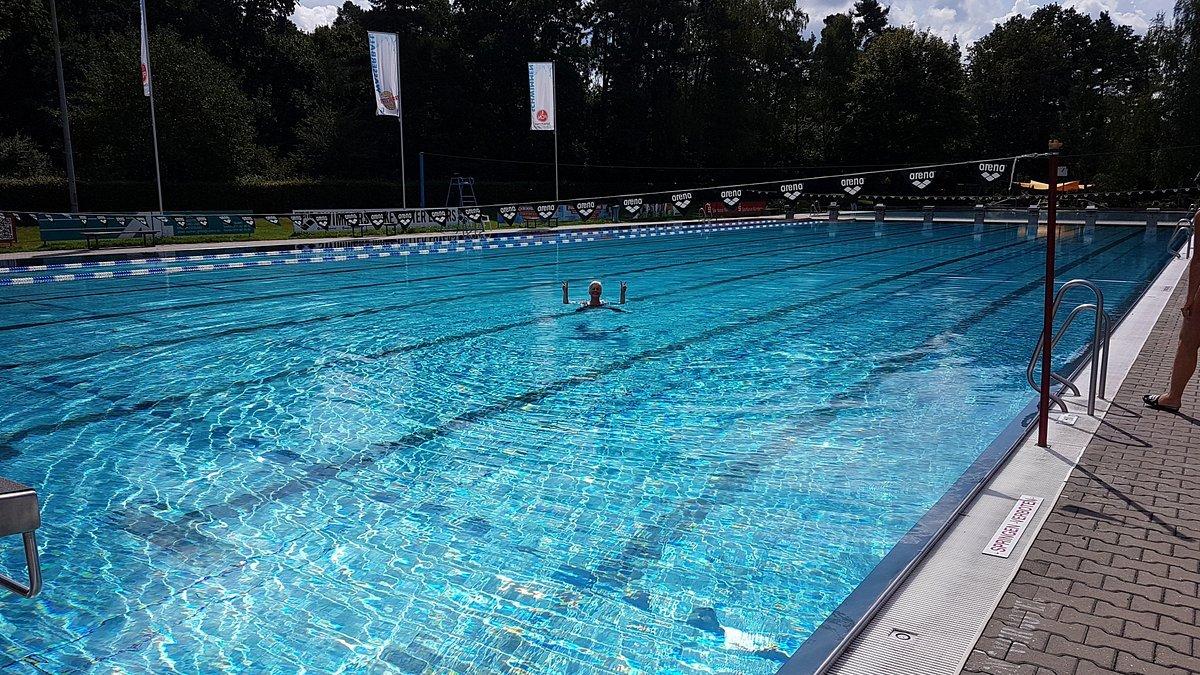 50미터 수영 풀과 주변 풍경