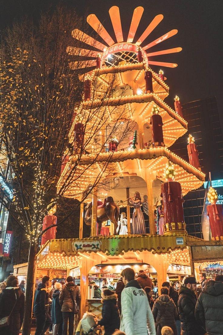 크리스마스 피라미드 주변